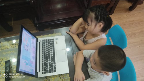 Bé Khánh An, Nhật Minh cùng nhau học bài